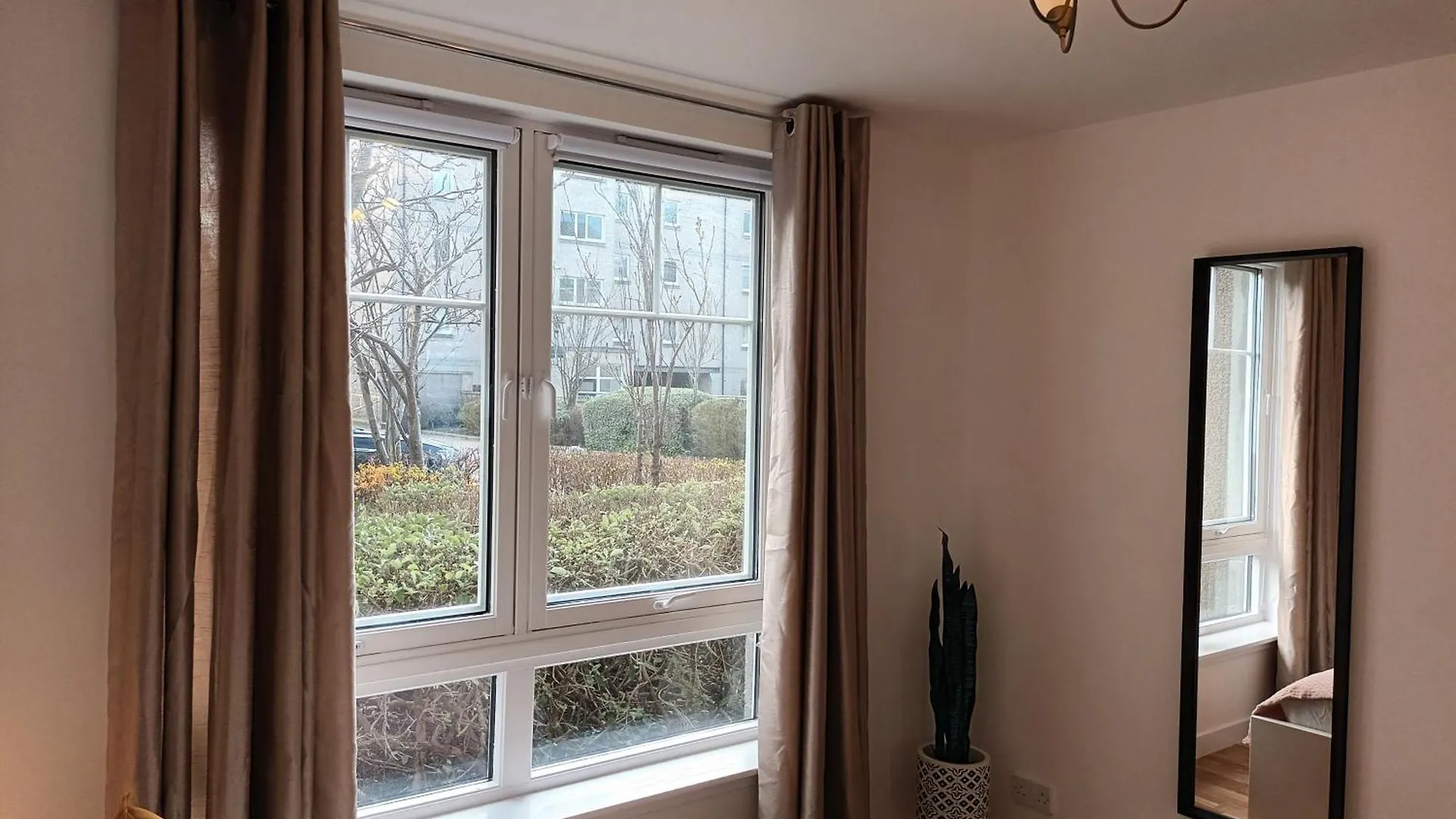Spacious Elegant 2-Br Apartment In Aberdeen City Centre