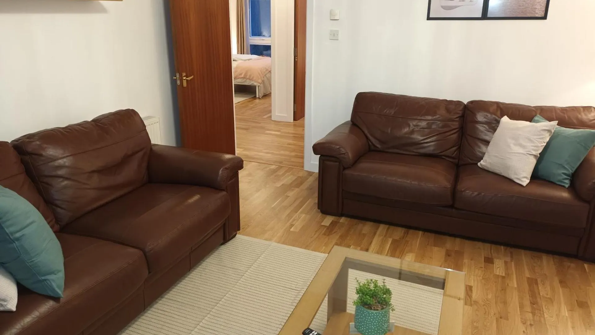 Spacious Elegant 2-Br Apartment In Aberdeen City Centre