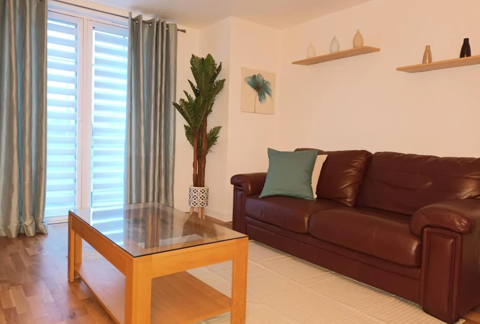 Spacious Elegant 2-Br Apartment In Aberdeen City Centre