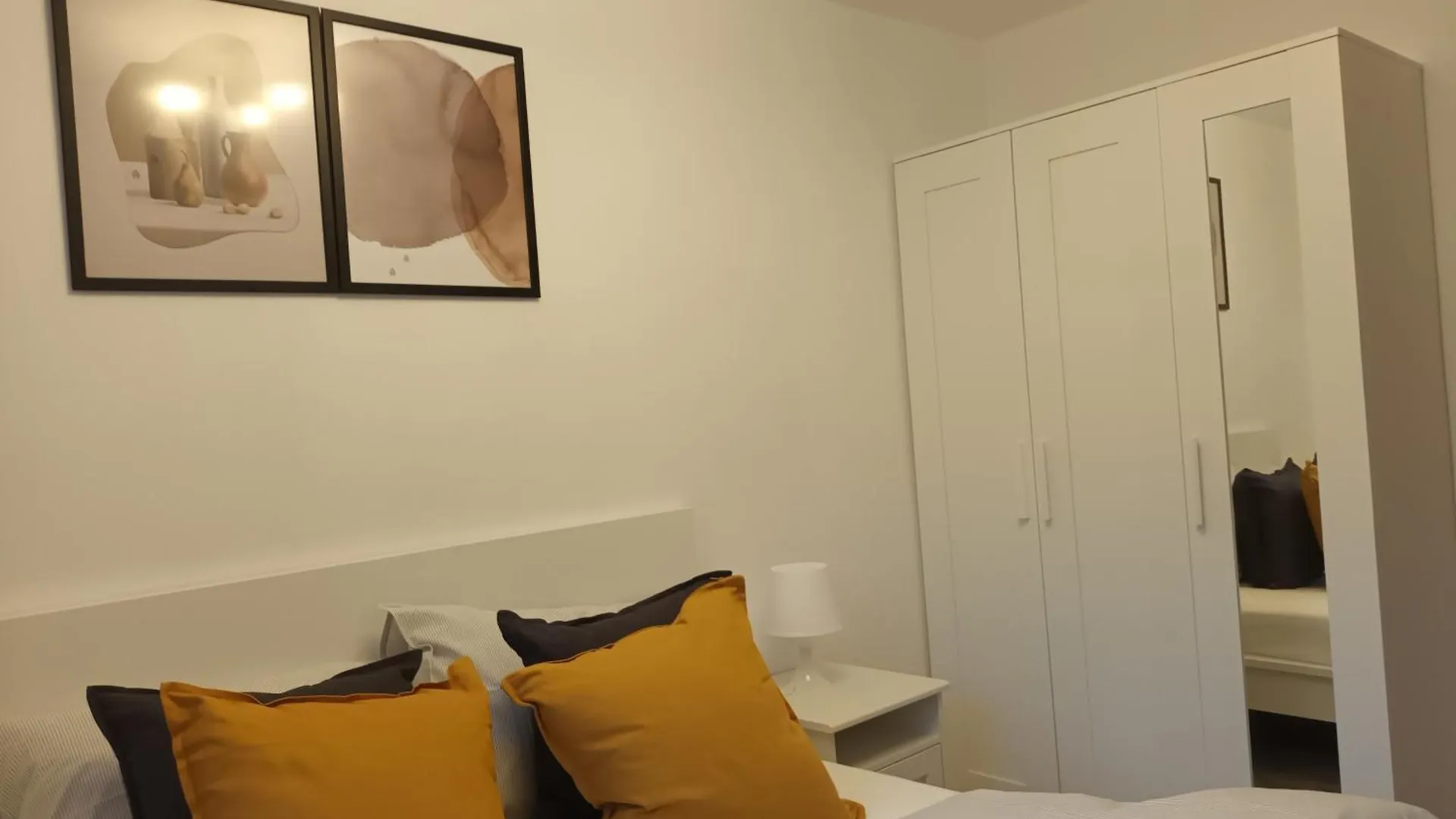 Spacious Elegant 2-Br Apartment In Aberdeen City Centre 0*,