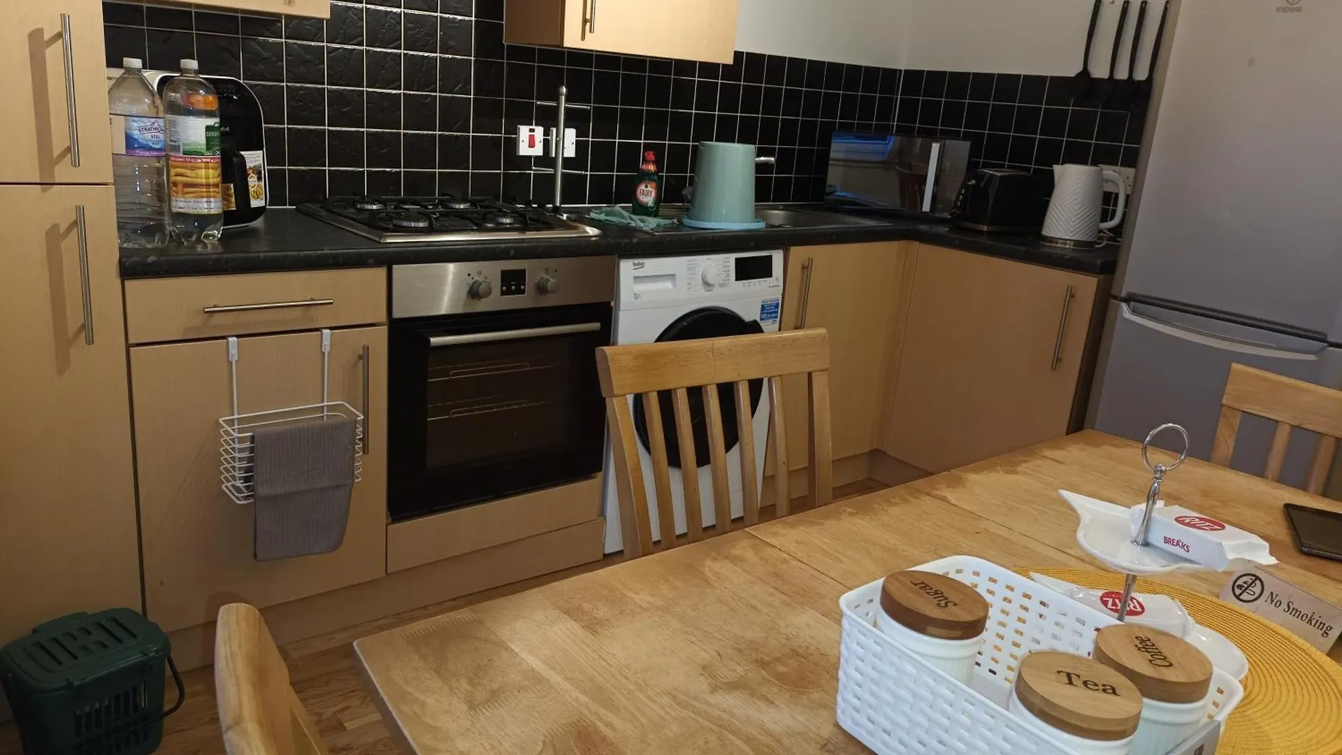 Spacious Elegant 2-Br Apartment In Aberdeen City Centre 0*,