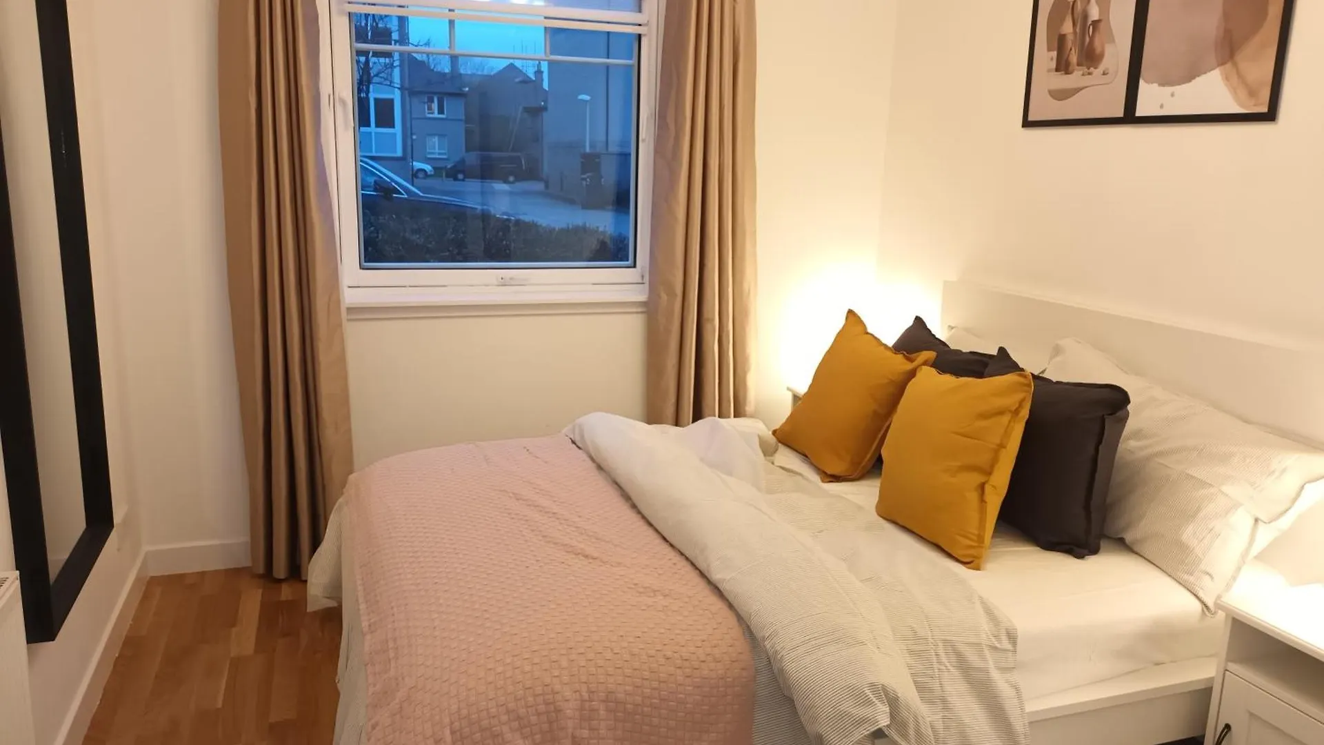 Spacious Elegant 2-Br Apartment In Aberdeen City Centre