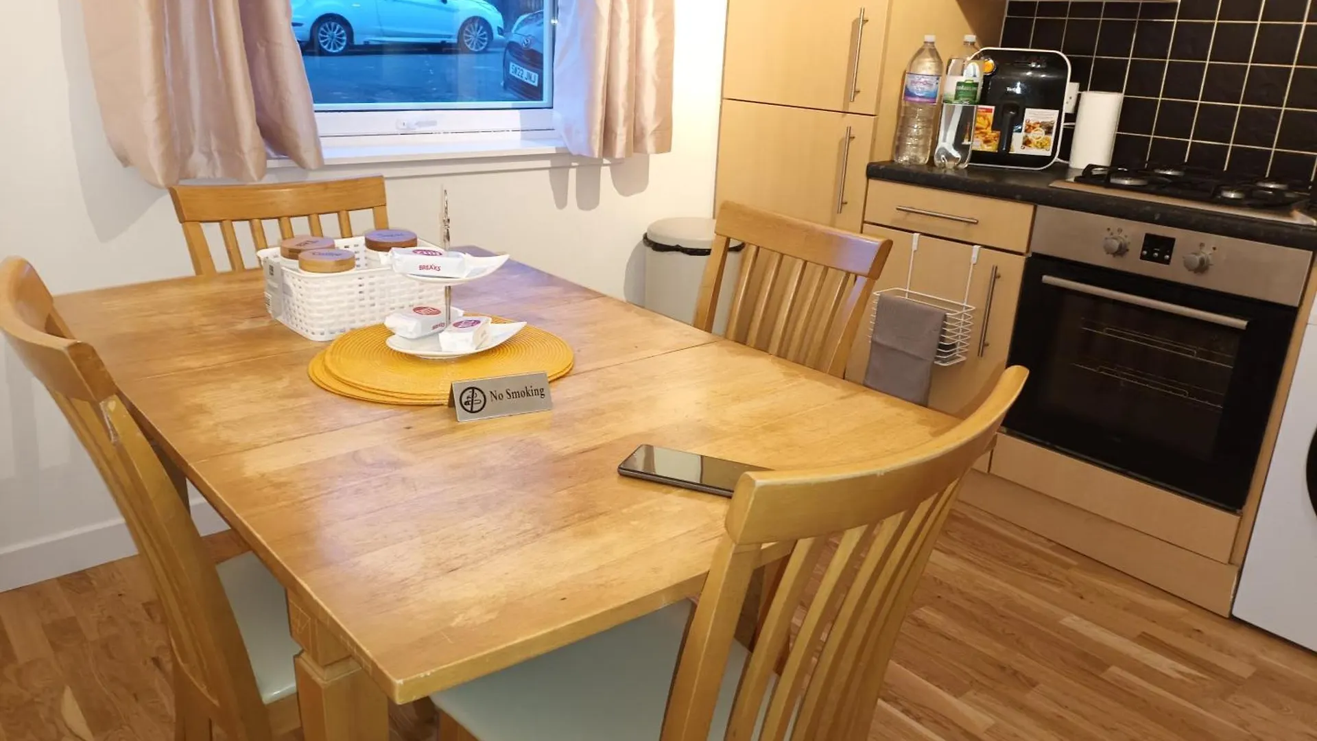 Spacious Elegant 2-Br Apartment In Aberdeen City Centre 0*,