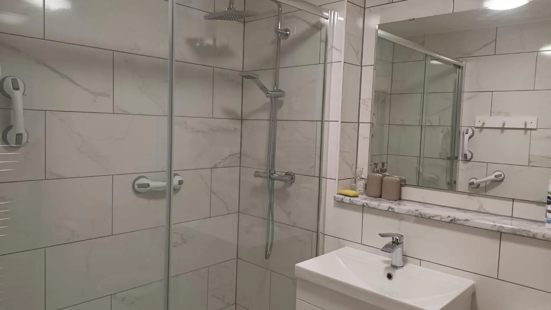 Spacious Elegant 2-Br Apartment In Aberdeen City Centre
